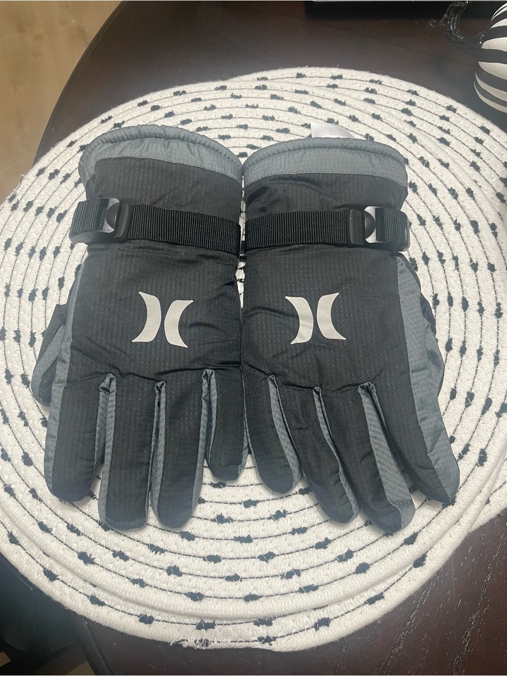 Hurley youth Black Winter Gloves with Adjustable Strap